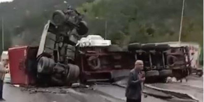 Adana'da 7 araç birbirine girdi: 6 yaralı