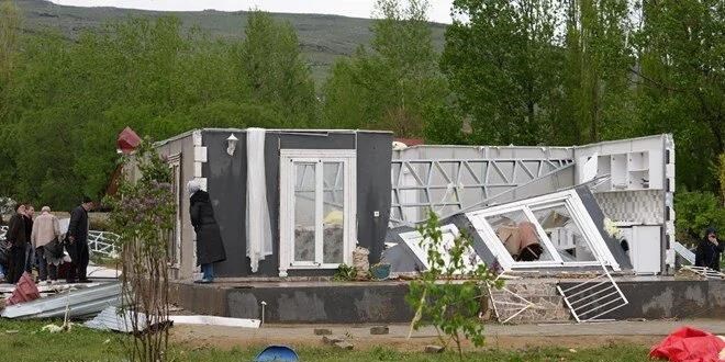 Erzurum'da hortum çatıları uçurdu
