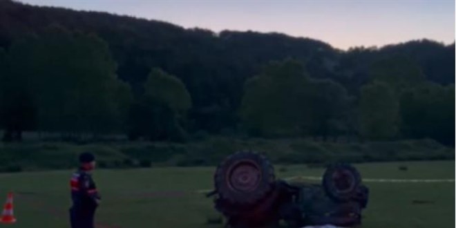 Devrilen traktrdeki 15 yandaki ocuk hayatn kaybetti