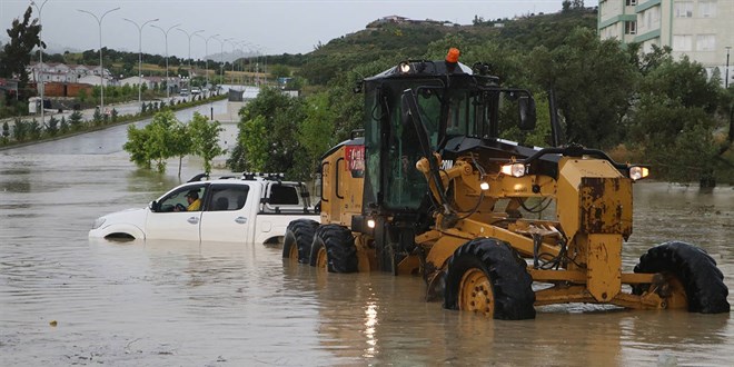 Hatay'da sağanak nedeniyle 2 ilçede eğitime ara verildi