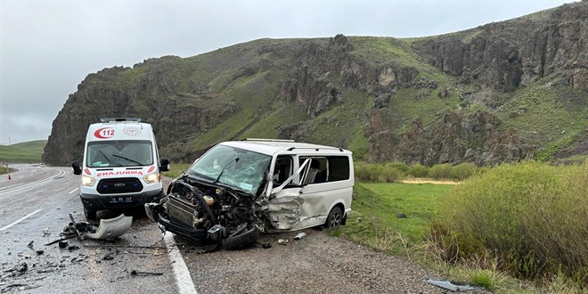 Ağrı'da hafif ticari araç ile minibüs çarpıştı, 2 kişi öldü, 5 kişi yaralandı
