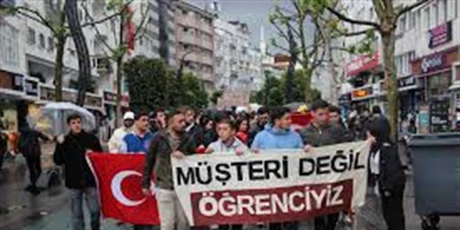 Bolu'da üniversite öğrencileri, ulaşım zammını protesto etti