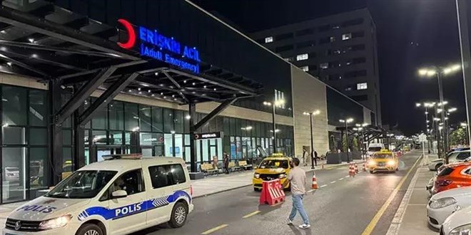 Evinin balkonundan sokaktaki kişilerle tartıştı; tabancayla vuruldu