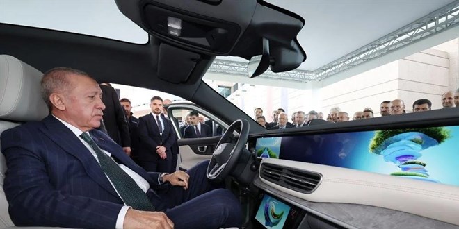 Erdoğan, Togg'un yeni modeli T10F'i inceledi