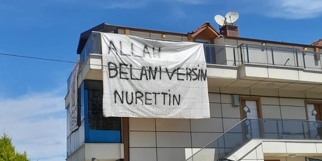 Binaya asılan dev pankartı gören dönüp bir daha baktı