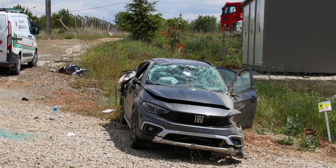Uşak'ta takla atan otomobildeki 1 kişi öldü, 2 kişi yaralandı