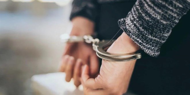 Canlı yayında 8 yaşındaki kızı için 'müstehcen' ifadeler kullanan kadına gözaltı