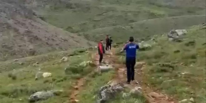 Ikn toplarken attan den hemire, askeri helikopterle hastaneye kaldrld