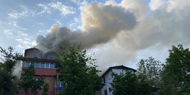 15 ay önce evlendiği kocasının evini yakıp yangını izledi