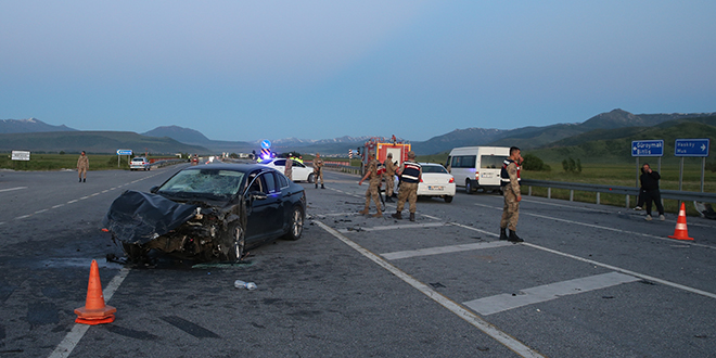 2 otomobilin arpmas sonucu 3 kii ld, 5 kii yaraland