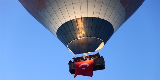 Kapadokya'da balonlar Türk bayraklarıyla uçtu