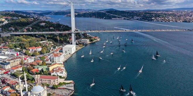 İstanbul Boğazı'nda gemi trafiği askıya alındı