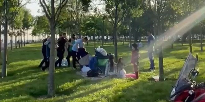 İstanbul'da keserle zabıtaya saldıran seyyar satıcıya tekme tokat dayak