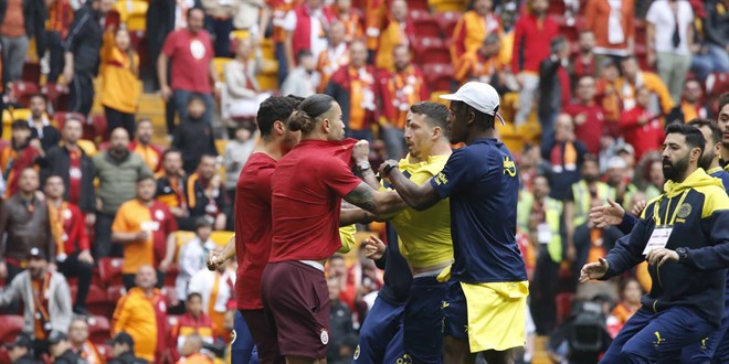 Fenerbahçe-Galatasaray derbisi öncesi kavga çıktı