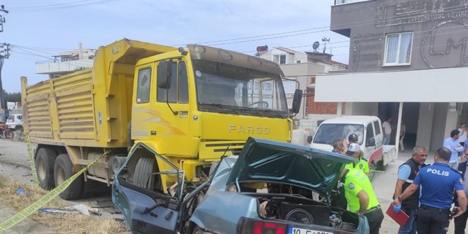 Balıkesir'de otomobilin kamyona çarptığı kazada 3 kişi öldü