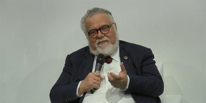 Celal Şengör'den telefon oynayan kişiye tepki: Ahır mı burası?