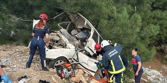 Antalya'da otomobil uuruma yuvarland: 1 l, 3 yaral