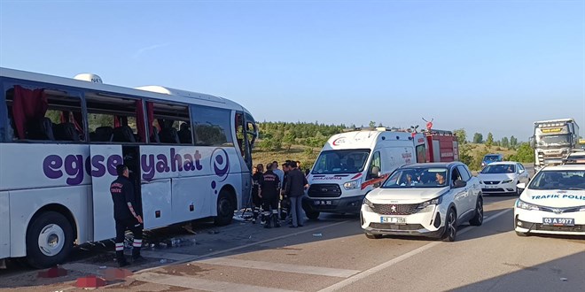 Afyonkarahisar'da yolcu otobüsü ile kamyonet çarpıştı, 17 kişi yaralandı