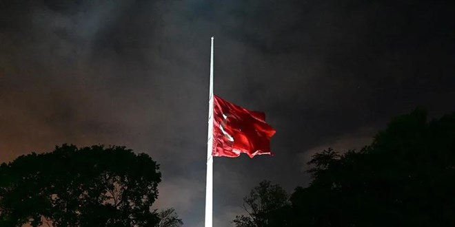 Milli yas ilanının ardından Türkiye'de bayraklar yarıya indirildi