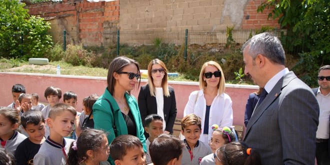 Vali, ��rencilere okul sevgisi a��lad�