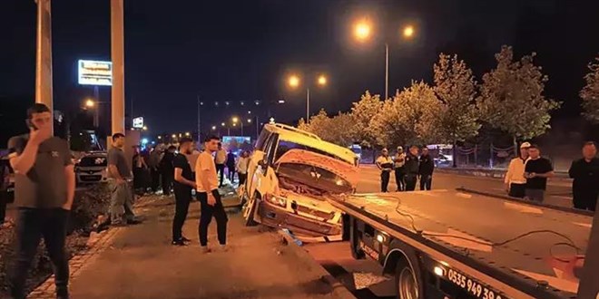 Gaziantep'te, refüje çarpıp takla atan minibüsten fırlayan sürücü öldü