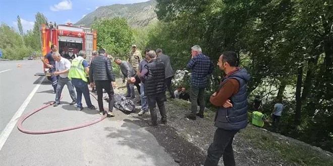 Un yüklü kamyon Çoruh Nehri'ne uçtu: 1 ölü, 2 yaralı