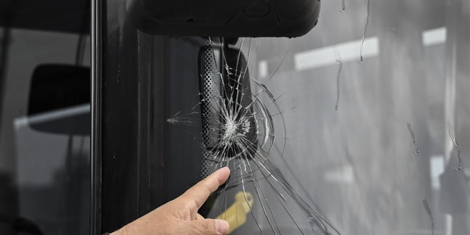 Telefonuna bakarak y�r�rken otob�sle 'kafa kafaya' �arp��t�