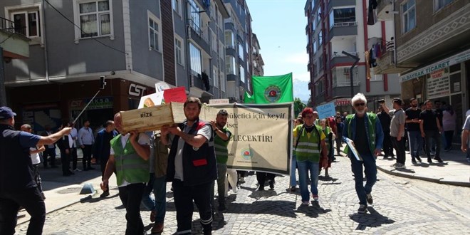 Çayı tabuta koyarak sokak sokak gezdirdiler