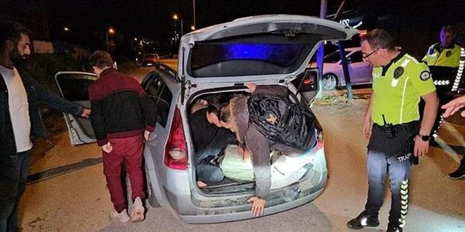 Edirne'de 'dur' ihtar�na uymayan otomobilin i�inden 17 ki�i ��kt�