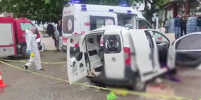 Bursa'da tırın dorsesiyle çarpışan araçtaki 3 kişi öldü, 4 kişi yaralandı
