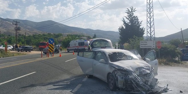 Elazığ'da iki otomobilin çarpıştığı kazada 2 kişi öldü