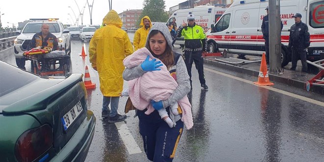 Yaralı bebeğe sağlık personelinden 'anne' şefkati