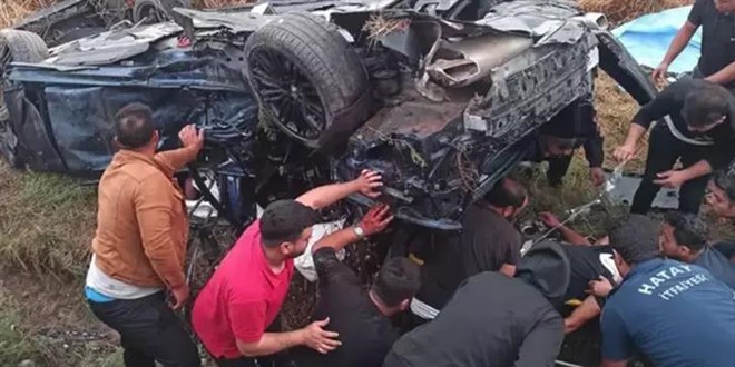 Hatay'da 2 otomobil çarpıştı: 5 ölü, 2 yaralı