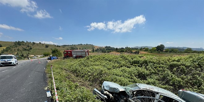 Manisa'da iki otomobilin çarpıştığı kazada 1 kişi öldü, 8 kişi yaralandı