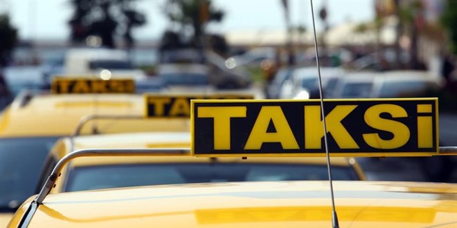 İstanbul'da film gibi olay: Sahte polisler korsan taksiciyi dolandırdı