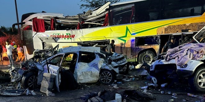 Mersin'de zincirleme trafik kazas: 10 l, 40 yaral
