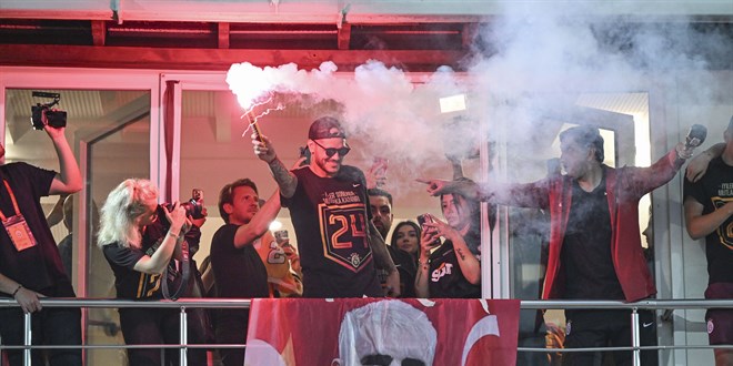 Galatasaray, şampiyonluğu taraftarıyla Florya'da kutladı