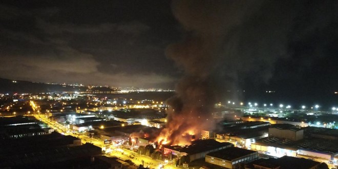 Samsun'da yatak fabrikasında yangın