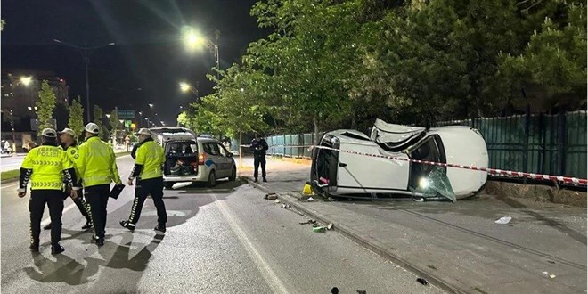 Kontrolden çıkan otomobil aydınlatma direğine çarptı: 1 ölü