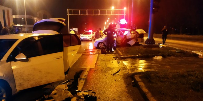 Erzurum'daki trafik kazasnda 3 kii ld, 5 kii yaraland