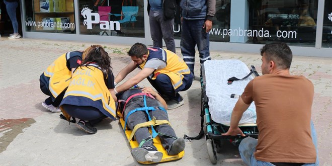 Kırklareli'nde sahipsiz köpekten kaçarken otomobilin çarptığı kişi yaralandı