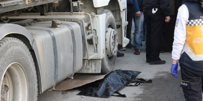 Kilis'te tamir ettikleri kamyonunun altında kalan 2 kişi öldü