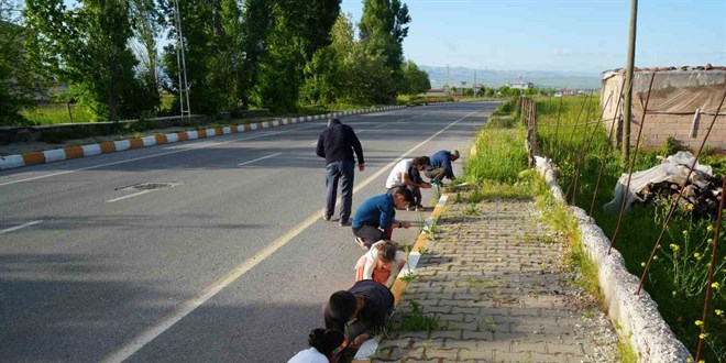 Muş'ta Dolu ile Yağan Gizemli Cisimlerin Plastikten Olduğu Belirlendi