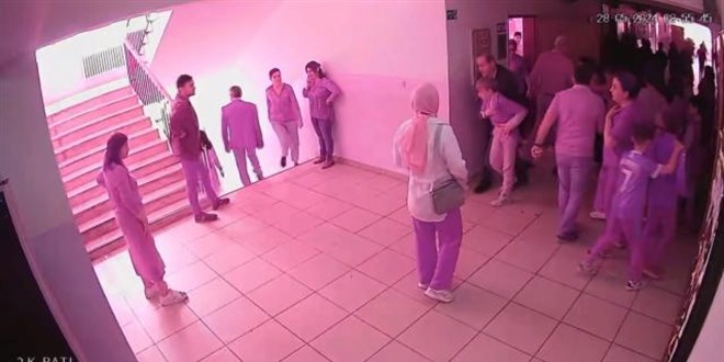 Nefes borusuna kurabiye kaçan öğrenciyi okul müdürü kurtardı
