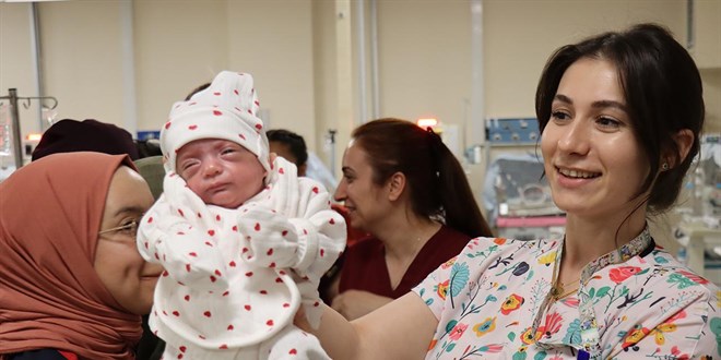 585 gram doğan bebek 107 gün sonra sağlığına kavuşarak taburcu edildi