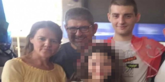 Anne ve babasını tabancayla öldürüp intihara kalkıştı