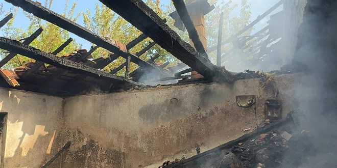 Sobadan çıkan yangın evi küle çevirdi