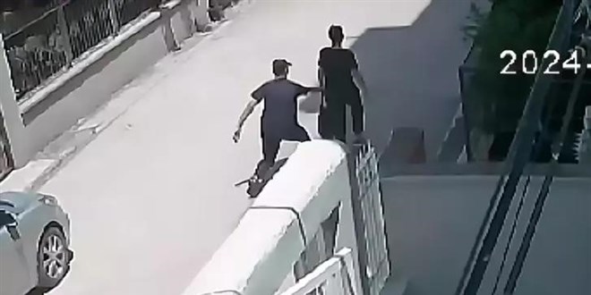 Sokakta yürürken elindeki telefon böyle çalındı