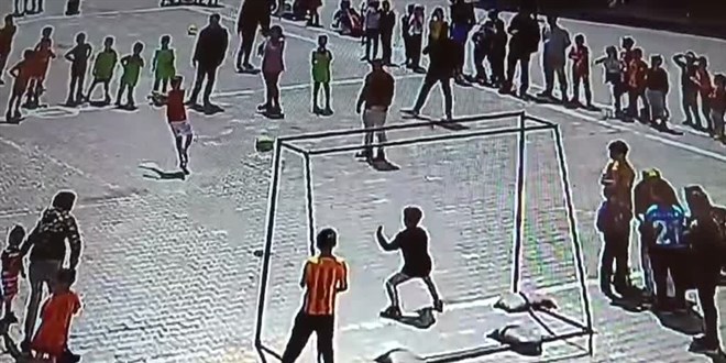 Öğrencilerin futbol turnuvasında güvenlik kamerası 'VAR' oldu