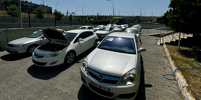 Depremde zarar g�ren otomobillere 'change' yapan 5 zanl� tutukland�